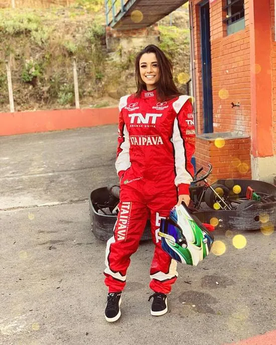 Isadora com macacão com marca de cerveja