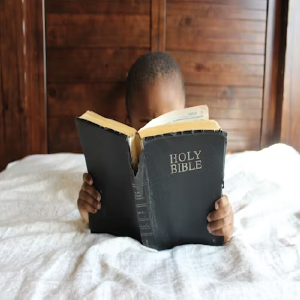 criança lendo a bíblia